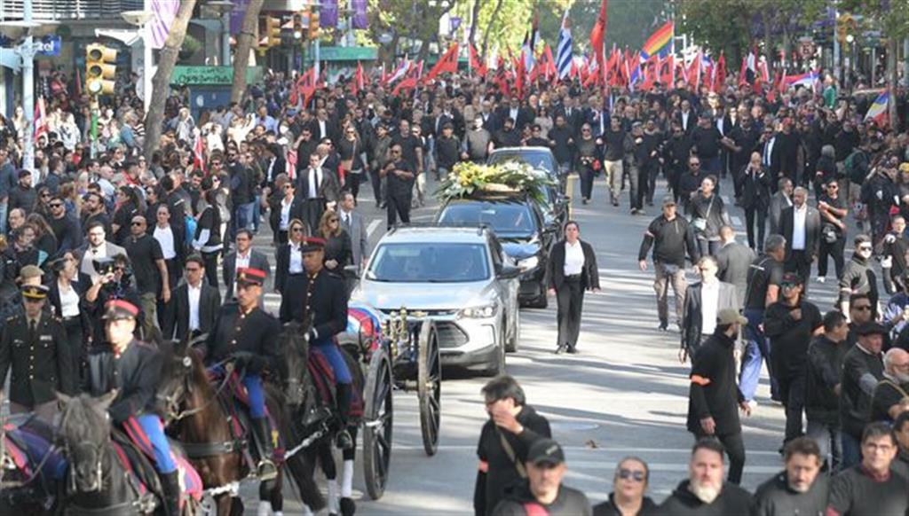 Pueblo uruguayo acompaña cortejo fúnebre de José Mujica