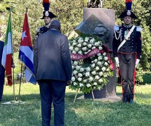 Delegación cubana encabezada por Valdés Mesa rinde homenaje al papa Francisco