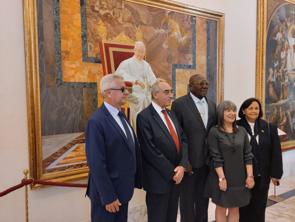 Delegación cubana encabezada por Valdés Mesa rinde homenaje al papa Francisco