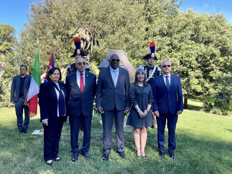 Delegación cubana encabezada por Valdés Mesa rinde homenaje al papa Francisco
