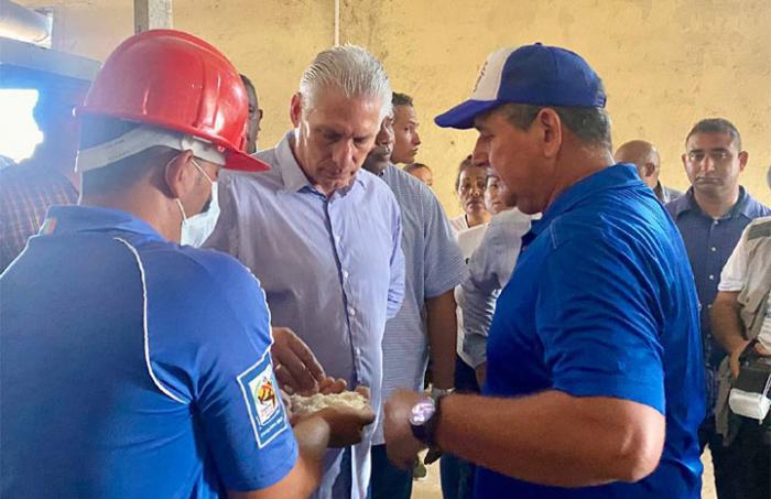 Supervisa Díaz-Canel labores en molino de arroz en Camagüey