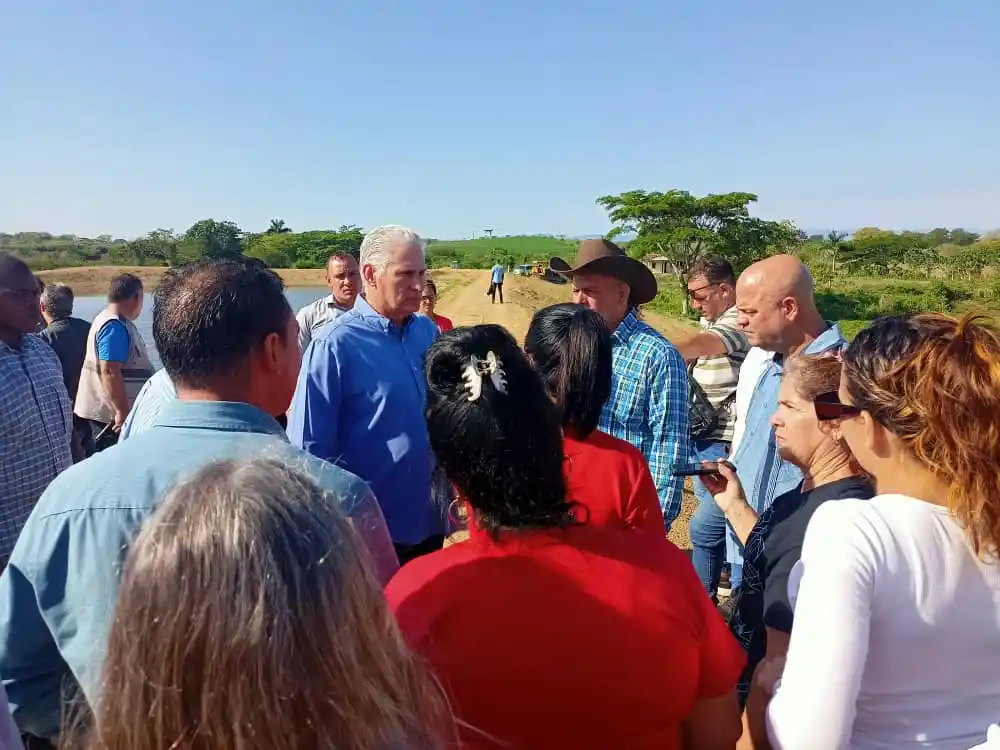 Presidente cubano recorre sitios de interés económico y social de Villa Clara