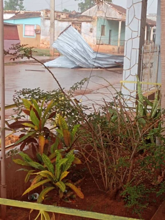 Tornado en Alquízar provoca daños en viviendas y servicios eléctricos
