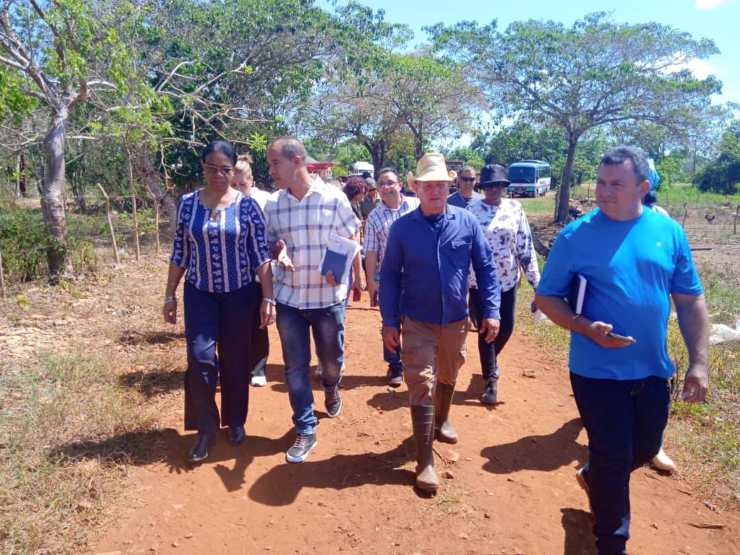 Recorre Inés María Chapman centros de interés económico y social de Sagua la Grande