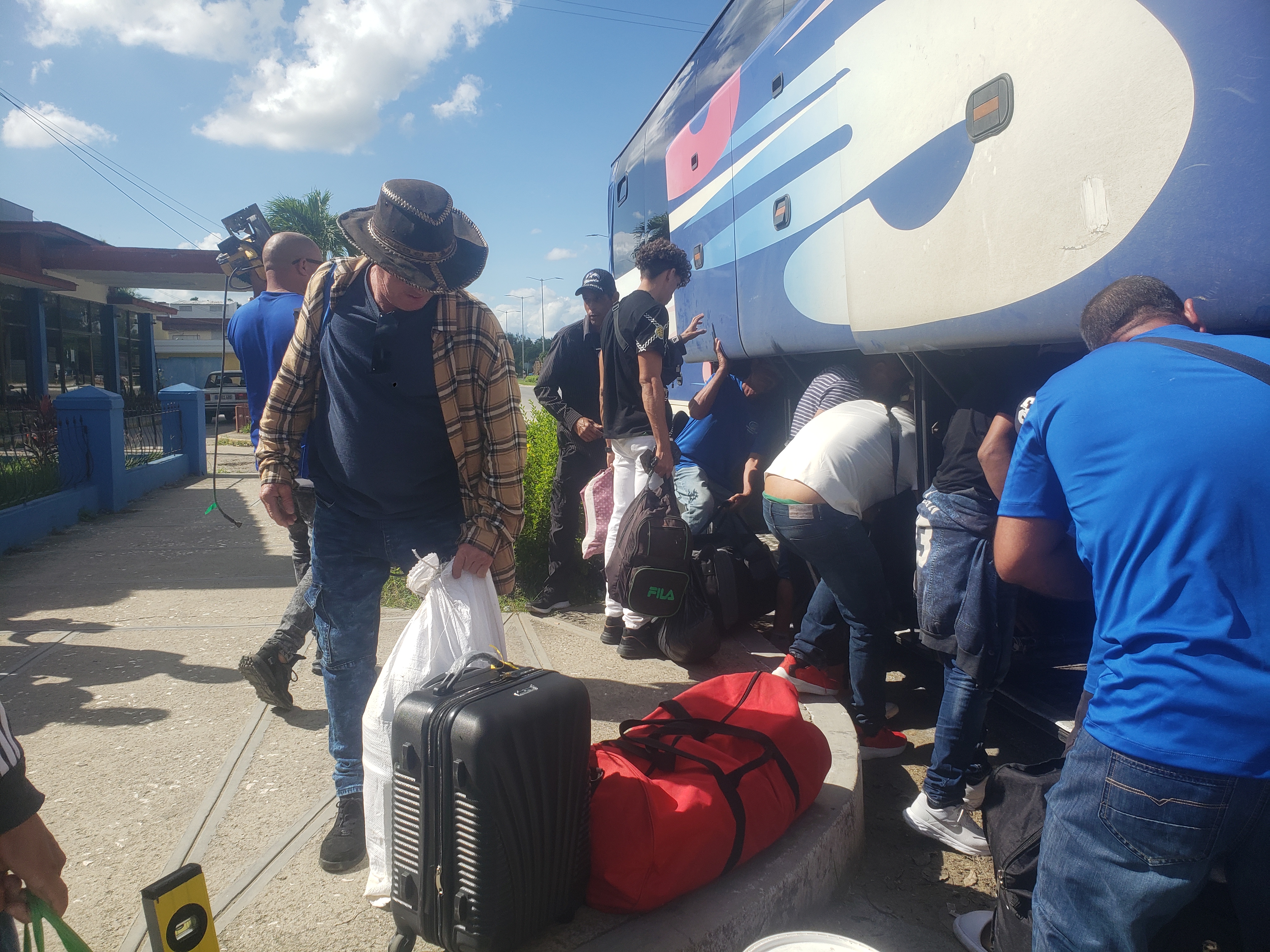 Brigadas de Emprestur e Isla Azul del centro de Cuba dicen presente en las tareas de recuperación tras el azote de Melissa en el Oriente Cubano