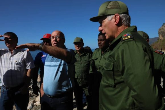 Presidente Díaz-Canel continúa recorrido por zonas afectadas por el huracán Melissa en el oriente del país