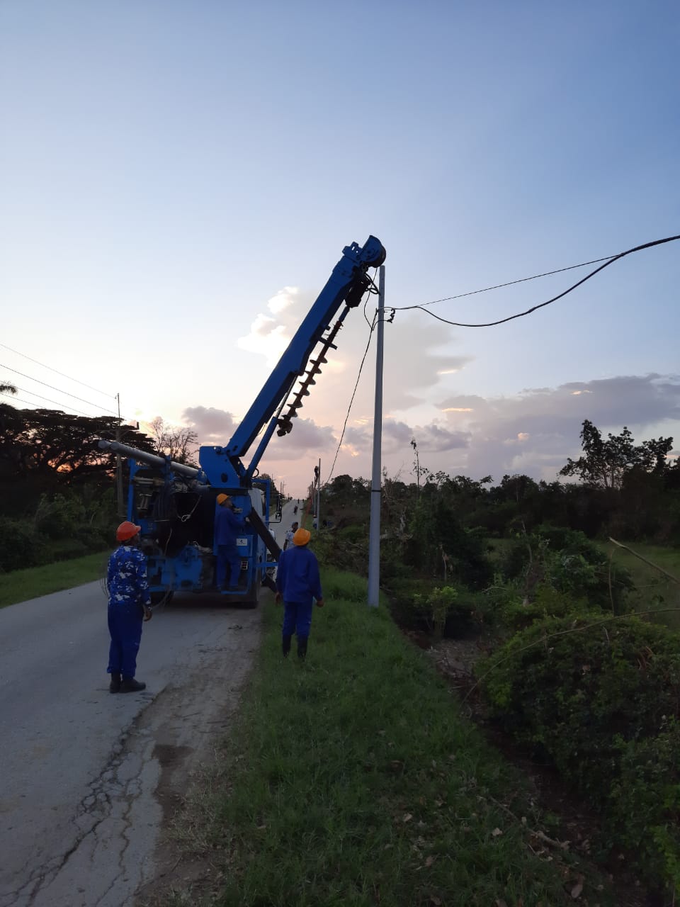 Linieros de empresa villaclareña de telecomunicaciones escriben páginas de solidaridad en Oriente