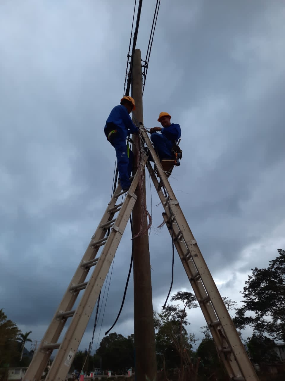 Linieros de empresa villaclareña de telecomunicaciones escriben páginas de solidaridad en Oriente