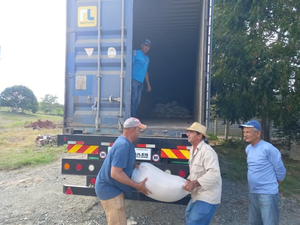 Tabacaleros de Villa Clara envían ayuda solidaria al oriente cubano