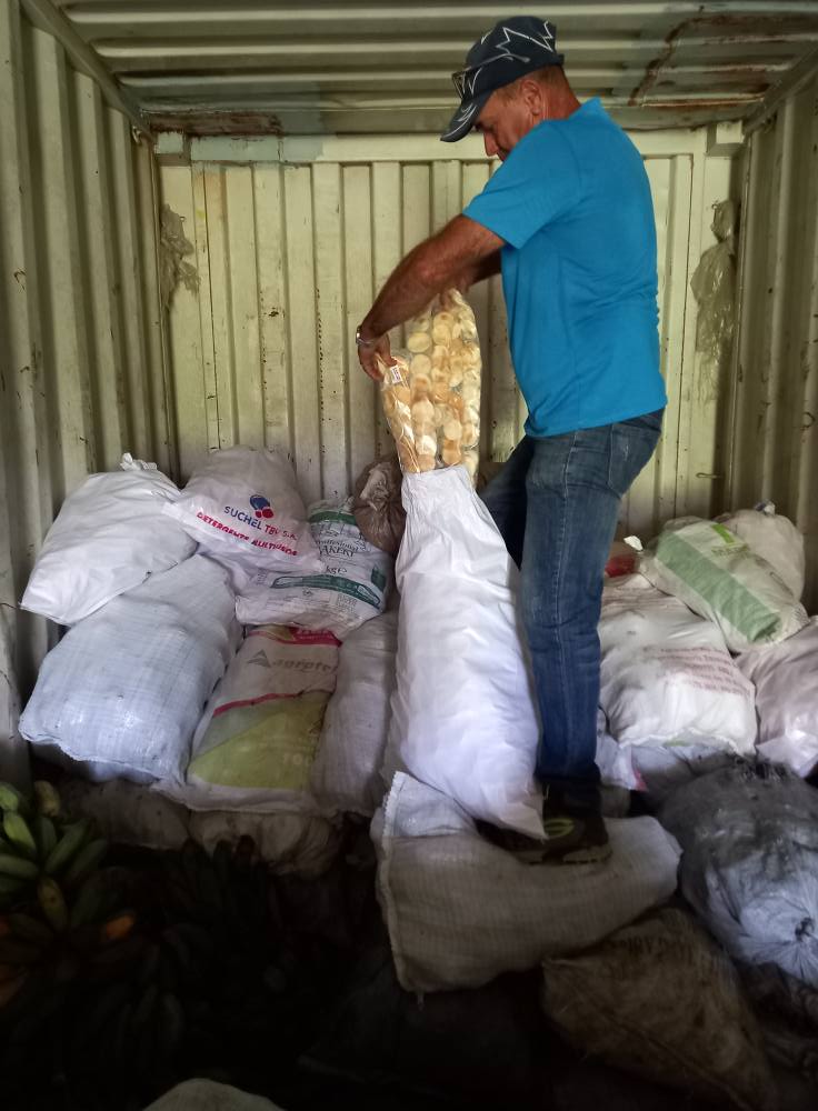 Tabacaleros de Villa Clara envían ayuda solidaria al oriente cubano