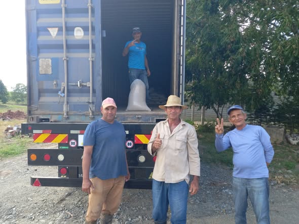 Tabacaleros de Villa Clara envían ayuda solidaria al oriente cubano