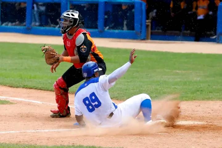 Superó Industriales a Villa Clara en la 64 Serie Nacional de Béisbol