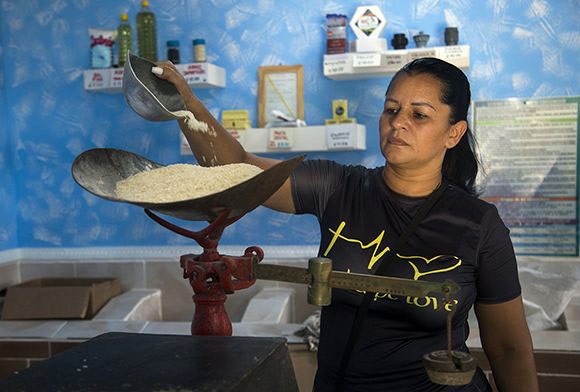 «Con los inventarios existentes en nuestros almacenes, acaba de iniciarse por los municipios de Placetas, Santo Domingo, Manicaragua y Sagua la Grande la distribución de cuatro libras de arroz por consumidor, una correspondiente a junio y tres al mes de julio»; así lo dijo el director de la Empresa Mayorista de Alimentos en Villa Clara Dalgis Corcho Oropesa.