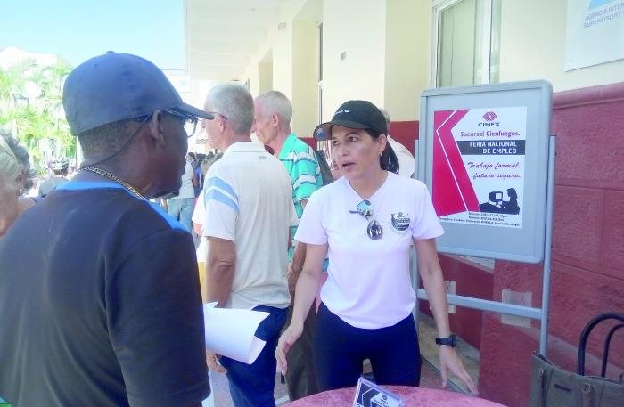 ¿Cómo se establecen los procesos de selección y cuáles son los grupos prioritarios para el empleo?