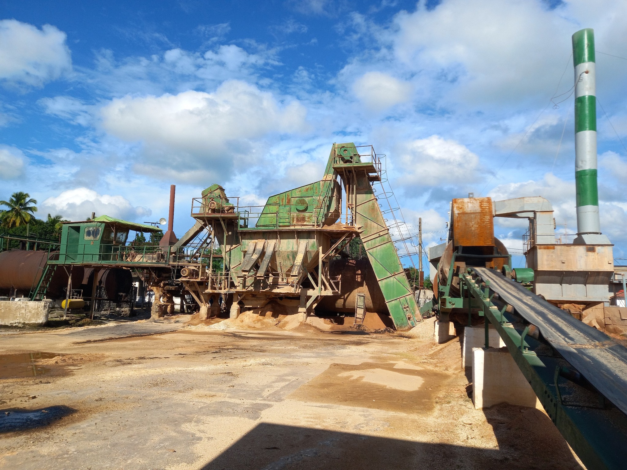 Chequean producción local de materiales de la construcción y de asfalto en Villa Clara