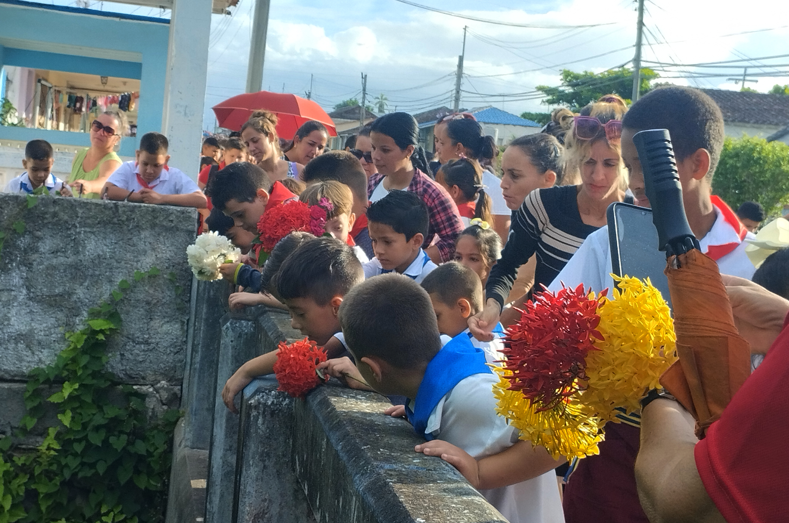 Encrucijada vistió de flores este 28 de octubre
