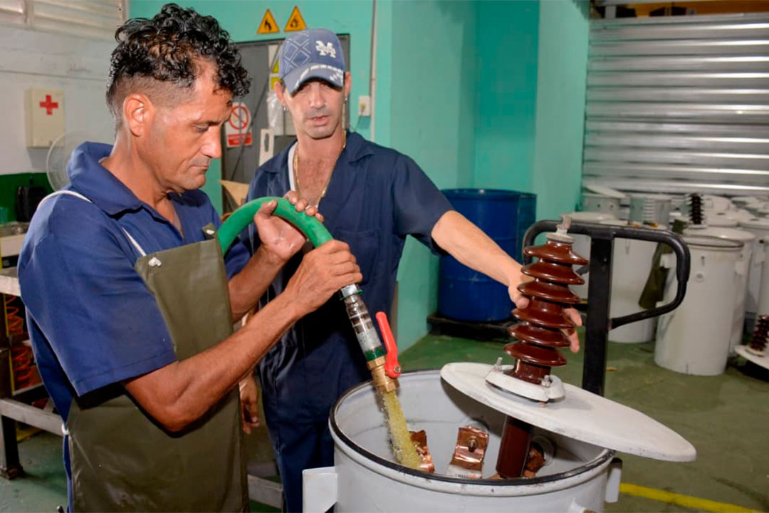 Rehabilitan transformadores eléctricos en Villa Clara