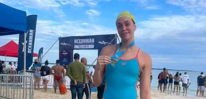 Plata para nadadora villaclareña Laurent Estrada en OceanMan 2025