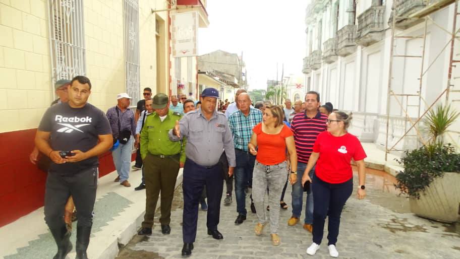 «La entrada del Boulevard debe atraernos más, aún falta un paisajismo más atractivo. En este espacio no puede existir un cartel feo, un detalle que no esté restaurado», indicó la integrante del Comité Central del Partido y su primera secretaria en Villa Clara Susely Morfa González, durante su recorrido por la céntrica arteria santaclareña. 