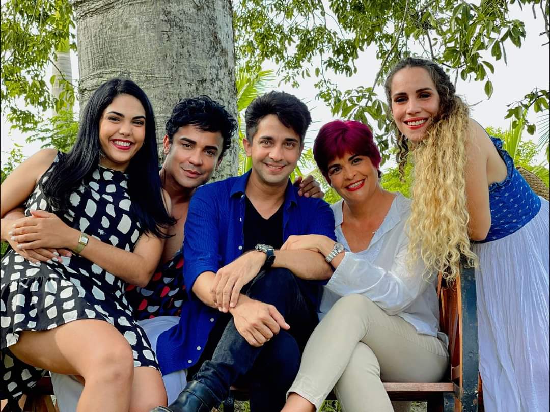 Yolepsis González Reyes, al centro, junto a otros actores de la telenovela Regreso al Corazón.  Foto:  Cortesía de la entrevistada.