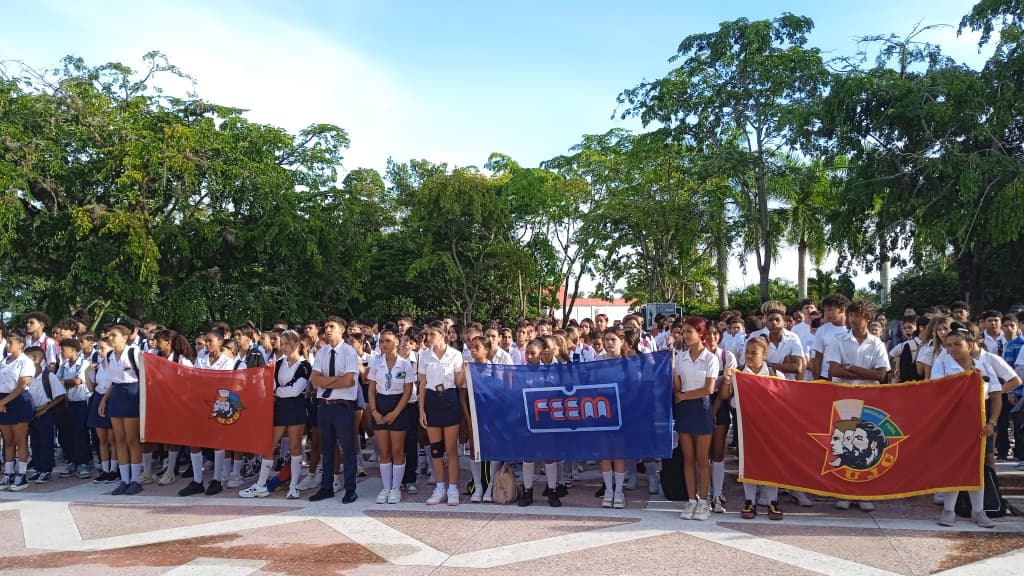 El Complejo Escultórico Ernesto Che Guevara de la ciudad de Santa Clara acogió el acto de ingreso a la Federación de Estudiantes de la Enseñanza Media (FEEM).