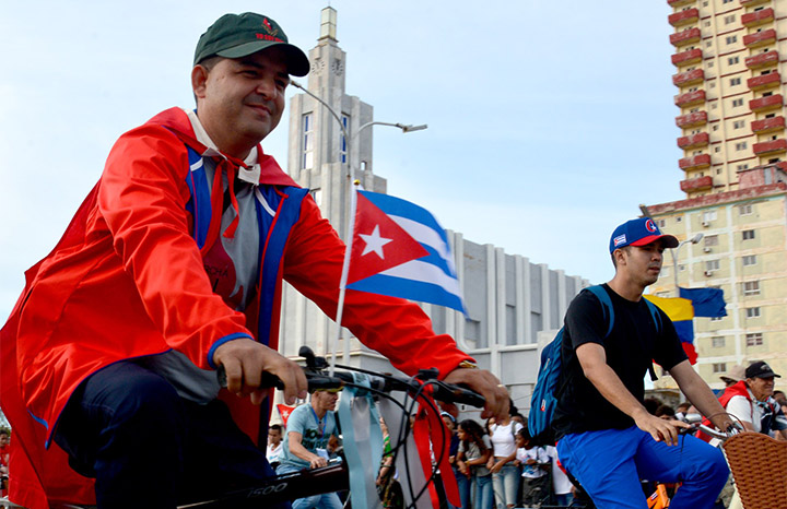 Participa Presidente cubano en Parada Juvenil Antiimperialista “Aquí, con Fidel”