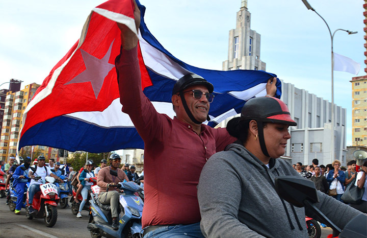 Participa Presidente cubano en Parada Juvenil Antiimperialista “Aquí, con Fidel”
