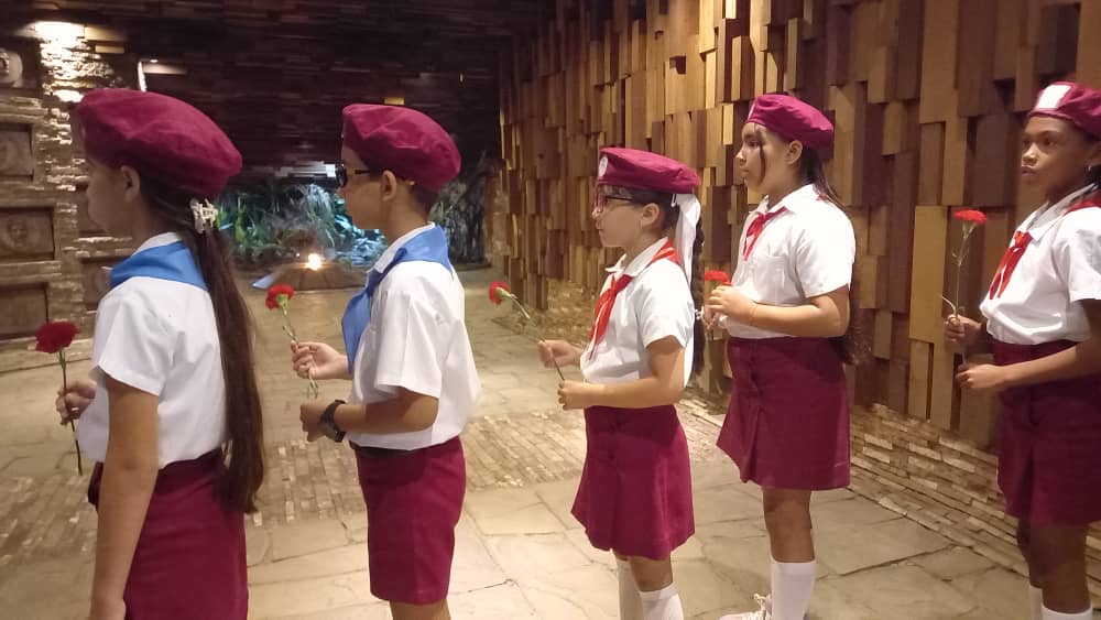 Protagonizan jóvenes y pioneros villaclareños homenaje a Ernesto Che Guevara