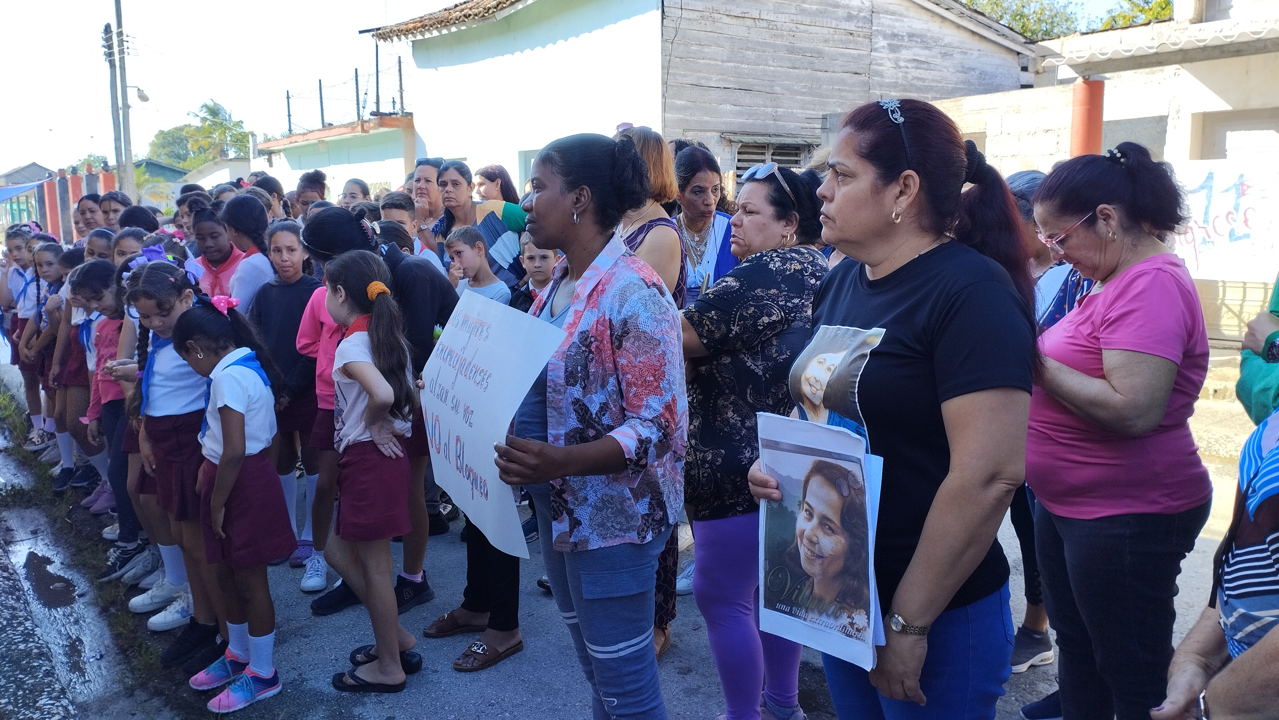 Mujeres encrucijadenses alzan su voz contra el bloqueo