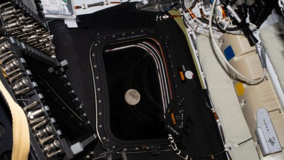 Artemis II supera el récord de distancia desde la Tierra, superando al Apolo 13 en su sobrevuelo lunar