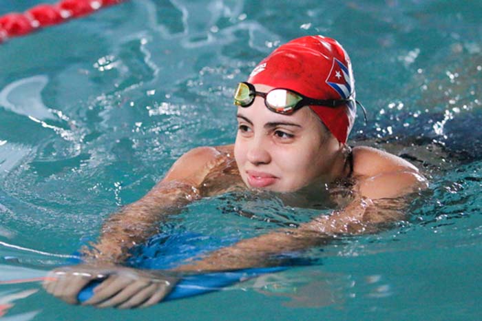 Implanta récord nacional la nadadora Andrea Becali