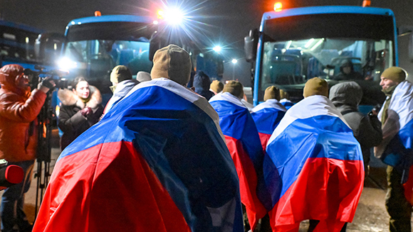 Rusia y Ucrania realizan intercambio de 175 prisioneros en vísperas de la Pascua como parte de la tregua