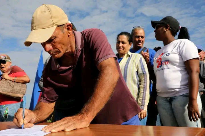 Villaclareños unen sus firmas por la Patria y contra el bloqueo