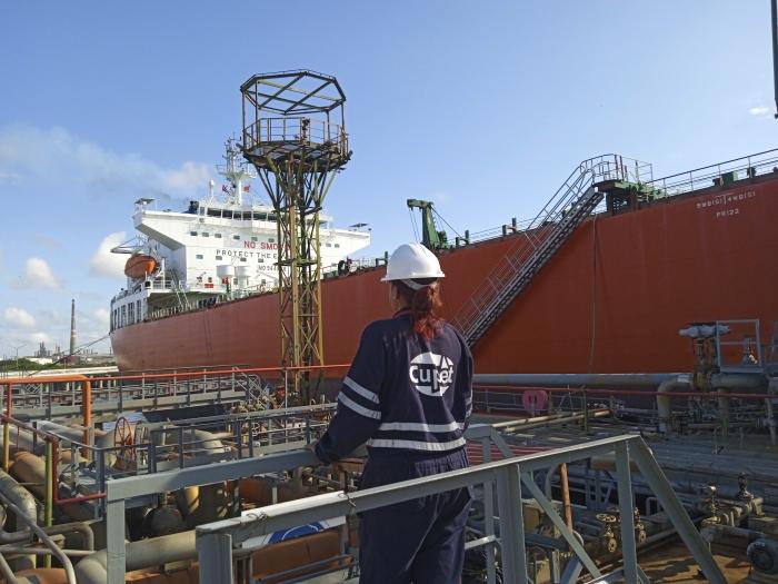  En el muelle de la Refinería reciben y despiden los navíos cargados de crudo y productos procesados. Foto: Julio Martínez Molina 