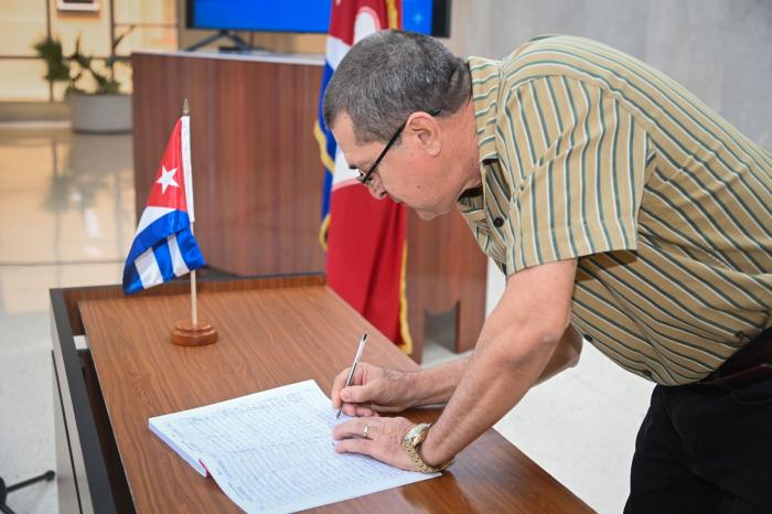 Una firma por la paz, y por el sagrado deber de defender la Patria