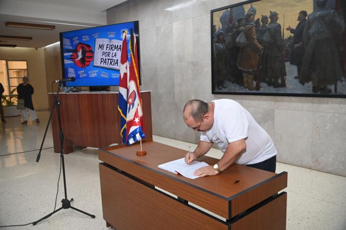 Una firma por la paz, y por el sagrado deber de defender la Patria