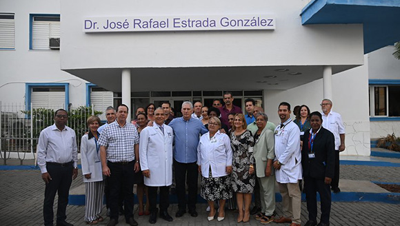 Díaz-Canel constata desarrollo de la transformación digital y el empleo de la IA en el Instituto de Neurología y Neurocirugía