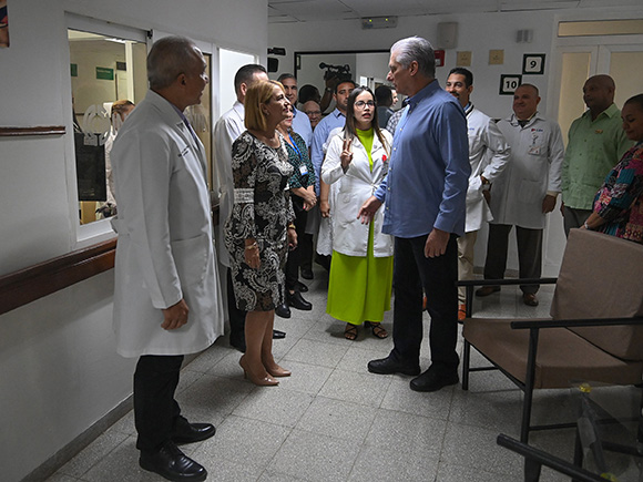 Díaz-Canel constata desarrollo de la transformación digital y el empleo de la IA en el Instituto de Neurología y Neurocirugía