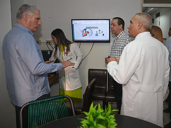 Díaz-Canel constata desarrollo de la transformación digital y el empleo de la IA en el Instituto de Neurología y Neurocirugía