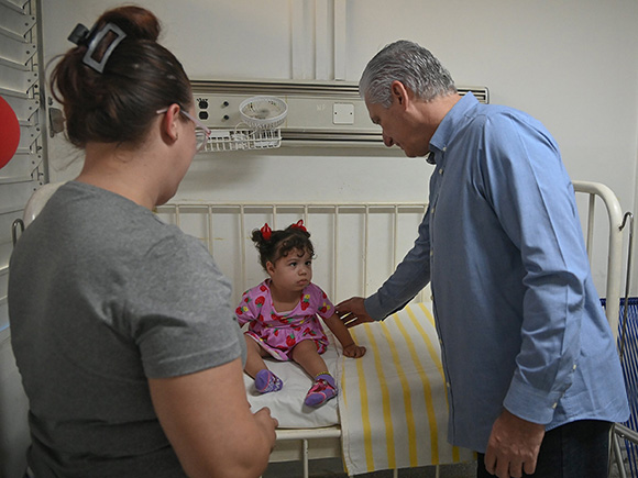 Díaz-Canel constata desarrollo de la transformación digital y el empleo de la IA en el Instituto de Neurología y Neurocirugía