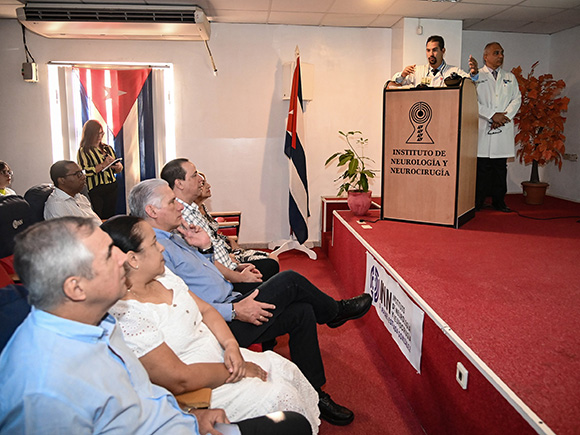 Díaz-Canel constata desarrollo de la transformación digital y el empleo de la IA en el Instituto de Neurología y Neurocirugía