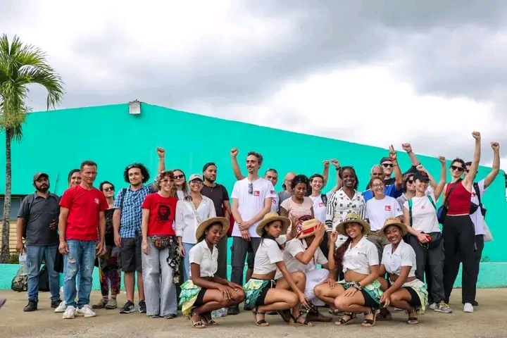 El convoy solidario Brigada Primero de Mayo se adentra en la Cuba profunda: manos que tocan, veredas que cuentan historias