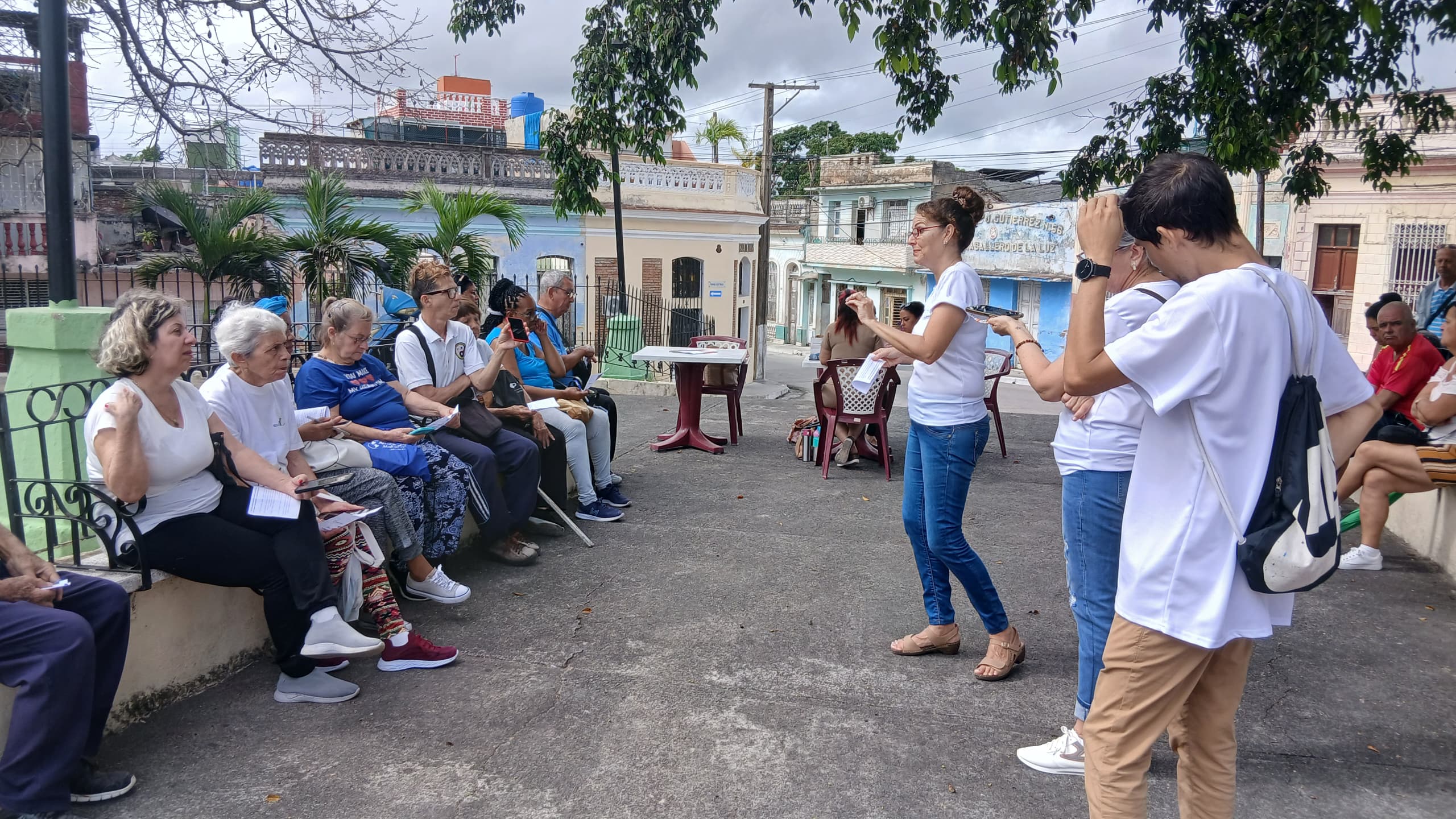 Realizan especialistas del Banco de Crédito y Comercio (Bandec) y ETECSA en Villa Clara, taller educativo con jubilados para garantizar el uso seguro de los canales de pago en la comunidad