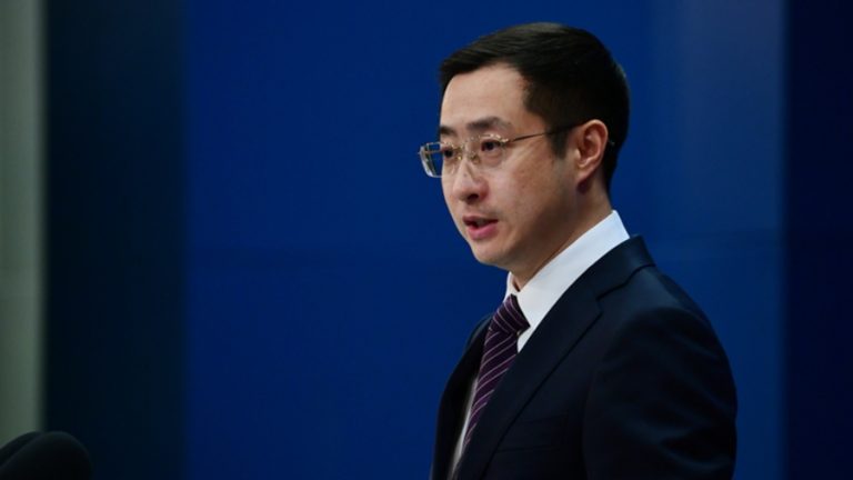 China califica de “legítima y transparente” su cooperación con Cuba y exige el fin del bloqueo