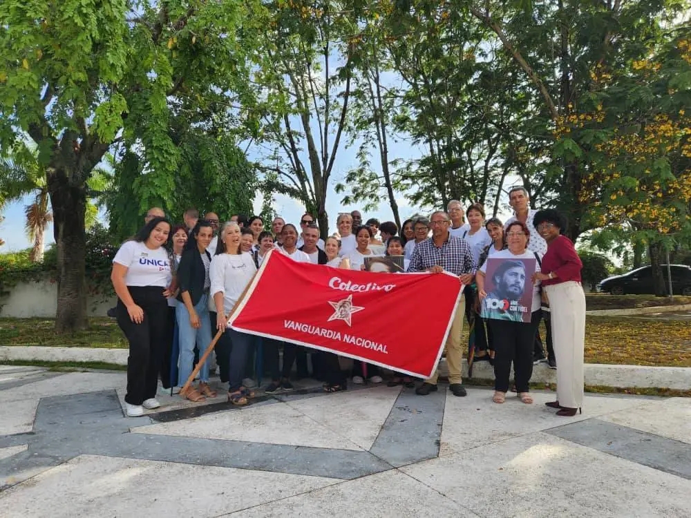 Se alistan los trabajadores de Formatur en Villa Clara, coletivo vanguardia nacional, para el desfile este 1 de mayo