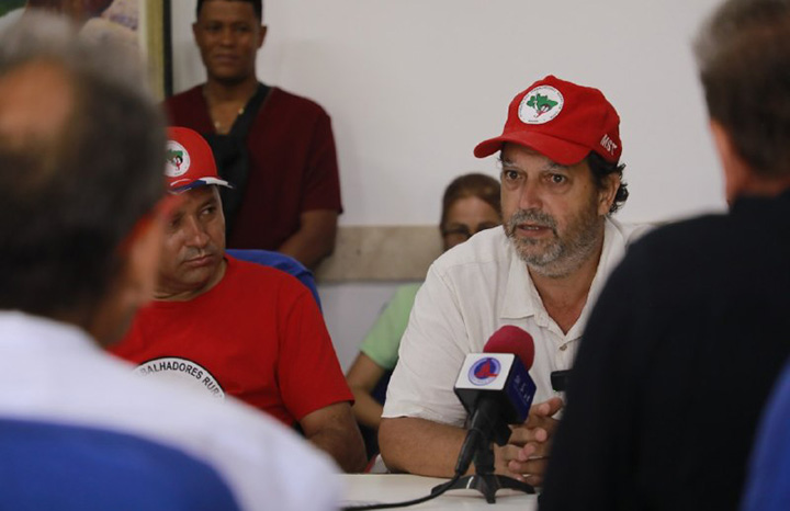 Entrega Movimiento Sin Tierra donativo de medicamentos