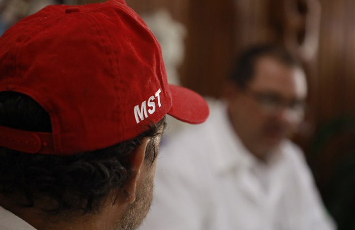Entrega Movimiento Sin Tierra donativo de medicamentos