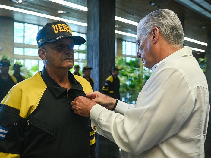 Díaz-Canel condecora a los 18 héroes cubanos que llevaron esperanza a Venezuela tras los terremotos