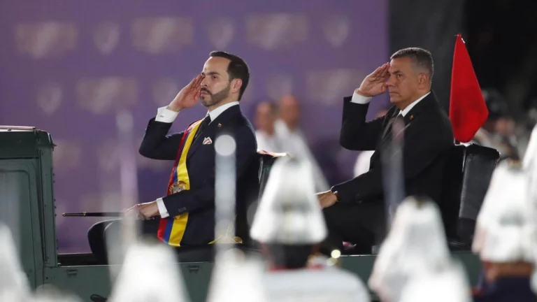 De la Espriella asume presidencia de Colombia con doctrina Trump, militarización, fin del diálogo y megacárceles