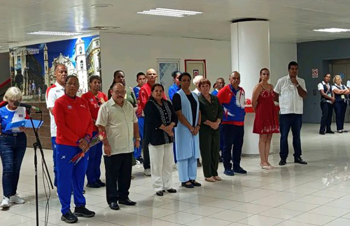 Autoridades cubanas reciben a delegación deportiva de Santo Domingo 2026